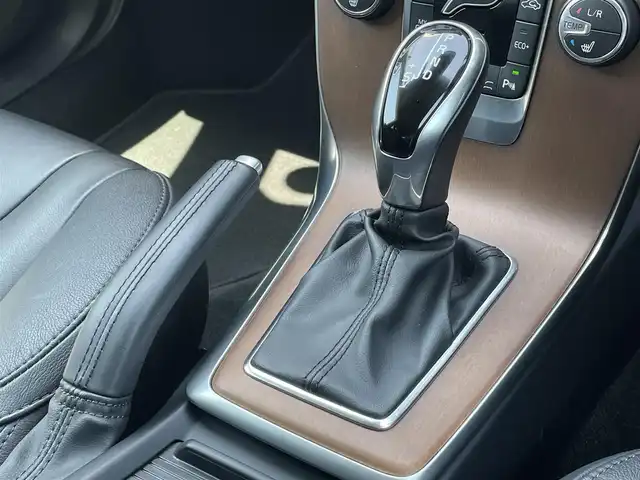 ボルボ Ｖ４０ D4 インスクリプション 三重県 2019(令1)年 4.1万km アイスホワイト 黒革　/ハーマンカードン/純正ナビ　/ＬＥＤライト　/純正ドラレコ　/シートヒーター　/パワーシート　/バックカメラ　/ＥＴＣ　/Ｂｌｕｅｔｏｏｔｈ　/フルセグＴＶ　/純正１７インチアルミ　/ＡＣＣ　/シティセーフティ　/ＢＬＩＳ