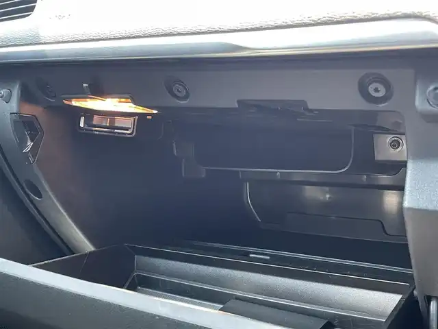 ボルボ Ｖ４０ D4 インスクリプション 三重県 2019(令1)年 4.1万km アイスホワイト 黒革　/ハーマンカードン/純正ナビ　/ＬＥＤライト　/純正ドラレコ　/シートヒーター　/パワーシート　/バックカメラ　/ＥＴＣ　/Ｂｌｕｅｔｏｏｔｈ　/フルセグＴＶ　/純正１７インチアルミ　/ＡＣＣ　/シティセーフティ　/ＢＬＩＳ
