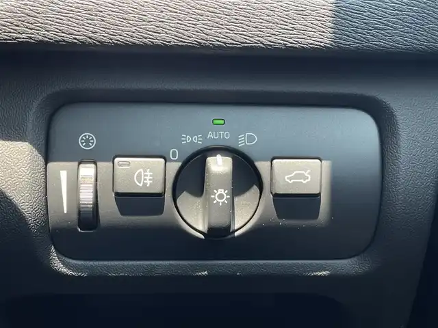 ボルボ Ｖ４０ D4 インスクリプション 三重県 2019(令1)年 4.1万km アイスホワイト 黒革　/ハーマンカードン/純正ナビ　/ＬＥＤライト　/純正ドラレコ　/シートヒーター　/パワーシート　/バックカメラ　/ＥＴＣ　/Ｂｌｕｅｔｏｏｔｈ　/フルセグＴＶ　/純正１７インチアルミ　/ＡＣＣ　/シティセーフティ　/ＢＬＩＳ