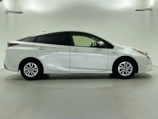 トヨタ プリウス Sセーフティプラス 福井県 2018(平30)年 6.9万km ホワイトパールクリスタルシャイン トヨタセーフティセンス/・クルーズコントロール/・衝突軽減ブレーキ/純正SDナビゲーション/型式：DSZT-YC4T/【AM/FM/CD/Bluetooth/フルセグTV】/バックカメラ/ビルトインETC/プッシュスタート/スマートキー/オートライト/LEDヘッドライド/LEDフォグライド/ドライブレコーダー/コーナーセンサー