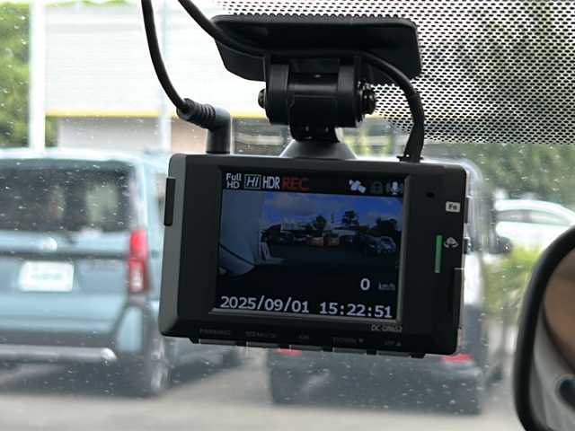 トヨタ プリウス S ツーリングセレ ブラックED 福岡県 2022(令4)年 2.9万km プレシャスブラックパール メーカーオプションディスプレイオーディオ8インチ/(TV/AM/FM/BT)/バックカメラ/テレビキット/トヨタセーフティセンス/社外前後ドラレコ(DC-DR652)/ビルトインETC/D席＋N席シートヒーター/合皮レザーシート/専用LEDヘッド＆フォグランプ/専用LEDアクセサリーランプ/専用17インチアルミホイール/ブラック塗装センターピラーガーニッシュ