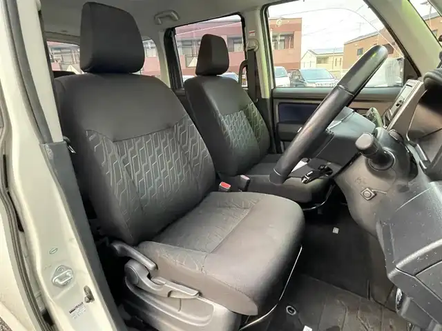 トヨタ タンク カスタムG－T 福岡県 2016(平28)年 9.4万km パールホワイトⅢ 純正SDナビ【NSZT-W66T】/(AM/FM/Bluetooth/CD/DVD/フルセグTV】/バックカメラ/ビルトインETC/両側パワースライドドア/スマートアシストII/・衝突警報機能(対車両・対歩行者)/・衝突回避支援ブレーキ機能(対車両)/・誤発進抑制制御機能/・後方誤発進抑制制御機能/・先行車発進お知らせ機能/クルーズコントロール/コーナーセンサー/盗難防止装置/横滑り防止機能/電格ウィンカーミラー/プッシュスタート/純正フロアマット/純正１５インチアルミホイール/ステアリングスイッチ/フロントフォグランプ/アイドリングストップ/ISOFIX/USB充電ソケット×１/スペアキー×１/ドアバイザー/取扱説明書/保証書