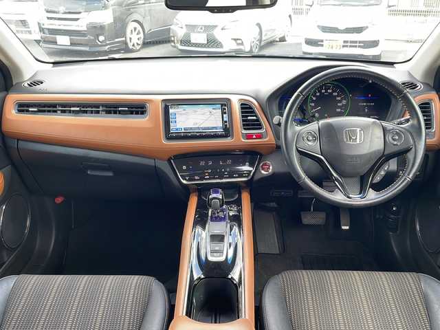 ホンダ ヴェゼル ハイブリッド Z 熊本県 2015(平27)年 9万km ミスティックグリーンパール (株)IDOMが運営する【じしゃロン熊本店】の自社ローン対象車両になります。こちらは現金ご利用時の価格です。自社ローンご希望の方は別途その旨お申付け下さい。/純正ナビ（ＣＤ　ＤＶＤ　フルセグＴＶ　ＢＴ）　/バックカメラ　/クルーズコントロール　/ビルトインＥＴＣ　/ジャズブラウン内装　/シートヒーター　/Ｗ＋サイドエアバッグ　/カーテンエアバッグ　/ルーフレール