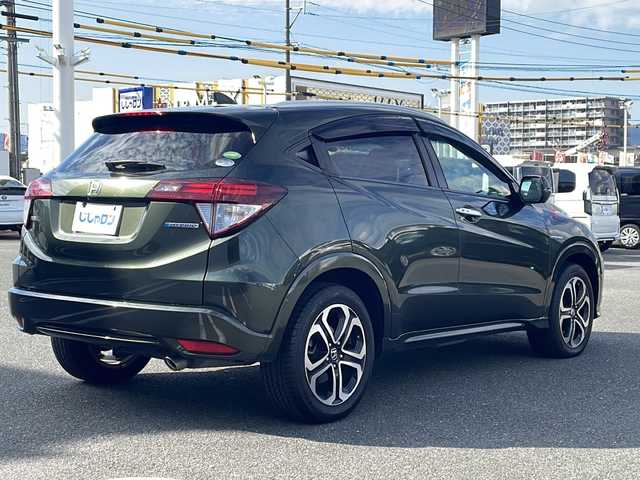 ホンダ ヴェゼル ハイブリッド Z 熊本県 2015(平27)年 9万km ミスティックグリーンパール (株)IDOMが運営する【じしゃロン熊本店】の自社ローン対象車両になります。こちらは現金ご利用時の価格です。自社ローンご希望の方は別途その旨お申付け下さい。/純正ナビ（ＣＤ　ＤＶＤ　フルセグＴＶ　ＢＴ）　/バックカメラ　/クルーズコントロール　/ビルトインＥＴＣ　/ジャズブラウン内装　/シートヒーター　/Ｗ＋サイドエアバッグ　/カーテンエアバッグ　/ルーフレール