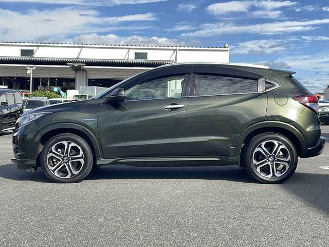 ホンダ ヴェゼル ハイブリッド Z 熊本県 2015(平27)年 9万km ミスティックグリーンパール (株)IDOMが運営する【じしゃロン熊本店】の自社ローン対象車両になります。こちらは現金ご利用時の価格です。自社ローンご希望の方は別途その旨お申付け下さい。/純正ナビ（ＣＤ　ＤＶＤ　フルセグＴＶ　ＢＴ）　/バックカメラ　/クルーズコントロール　/ビルトインＥＴＣ　/ジャズブラウン内装　/シートヒーター　/Ｗ＋サイドエアバッグ　/カーテンエアバッグ　/ルーフレール