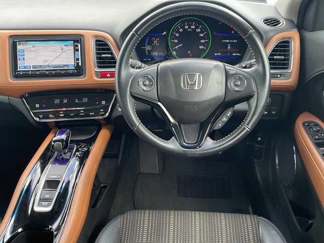 ホンダ ヴェゼル ハイブリッド Z 熊本県 2015(平27)年 9万km ミスティックグリーンパール (株)IDOMが運営する【じしゃロン熊本店】の自社ローン対象車両になります。こちらは現金ご利用時の価格です。自社ローンご希望の方は別途その旨お申付け下さい。/純正ナビ（ＣＤ　ＤＶＤ　フルセグＴＶ　ＢＴ）　/バックカメラ　/クルーズコントロール　/ビルトインＥＴＣ　/ジャズブラウン内装　/シートヒーター　/Ｗ＋サイドエアバッグ　/カーテンエアバッグ　/ルーフレール