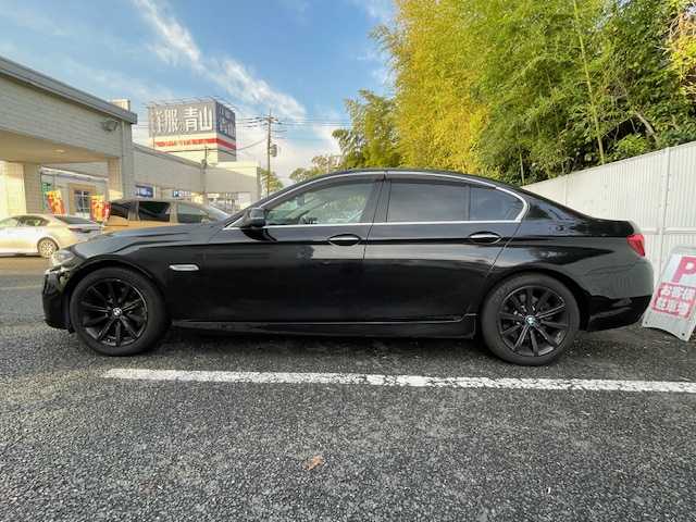 ＢＭＷ ５２３ｉ イノベーター 茨城県 2014(平26)年 0.1千km サファイアブラックP ワンオーナー/純正ナビ【CD/DVD/AUX/BT/フルセグ】/サンルーフ/レザーシート/クルーズコントロール/バックカメラ/車線逸脱警告システム/インテリジェントセーフティ/パワーシート（D席+N席）/メモリシート/シートヒーター/ドライブレコーダー/LEDライト/フォグランプ/コーナーセンサー/ターボ/保証書/取り扱い説明書