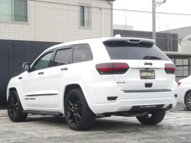 クライスラー・ジープ ジープ グランドチェロキー アルティテュード 岩手県 2020(令2)年 4.9万km ブライトホワイト 純正ナビ/フルセグTV/バックサイドカメラ/パークセンス/クルコン/前後ドラレコ/DSRC/ハーフレザー/パワーシート/シートヒーター/ラバーマット/サイドステップ/キャリパーカバー