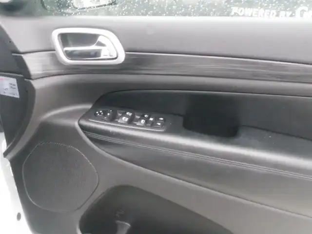 クライスラー・ジープ ジープ グランドチェロキー アルティテュード 岩手県 2020(令2)年 4.9万km ブライトホワイト 純正ナビ/フルセグTV/バックサイドカメラ/パークセンス/クルコン/前後ドラレコ/DSRC/ハーフレザー/パワーシート/シートヒーター/ラバーマット/サイドステップ/キャリパーカバー