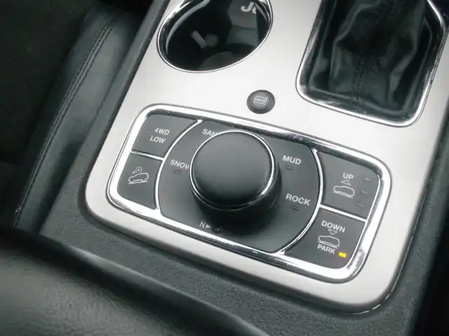 クライスラー・ジープ ジープ グランドチェロキー アルティテュード 岩手県 2020(令2)年 4.9万km ブライトホワイト 純正ナビ/フルセグTV/バックサイドカメラ/パークセンス/クルコン/前後ドラレコ/DSRC/ハーフレザー/パワーシート/シートヒーター/ラバーマット/サイドステップ/キャリパーカバー