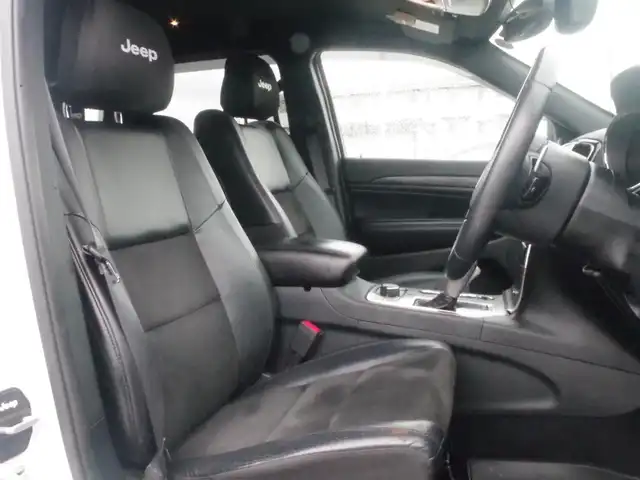 クライスラー・ジープ ジープ グランドチェロキー アルティテュード 岩手県 2020(令2)年 4.9万km ブライトホワイト 純正ナビ/フルセグTV/バックサイドカメラ/パークセンス/クルコン/前後ドラレコ/DSRC/ハーフレザー/パワーシート/シートヒーター/ラバーマット/サイドステップ/キャリパーカバー