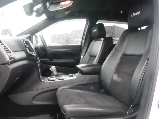 クライスラー・ジープ ジープ グランドチェロキー アルティテュード 岩手県 2020(令2)年 4.9万km ブライトホワイト 純正ナビ/フルセグTV/バックサイドカメラ/パークセンス/クルコン/前後ドラレコ/DSRC/ハーフレザー/パワーシート/シートヒーター/ラバーマット/サイドステップ/キャリパーカバー