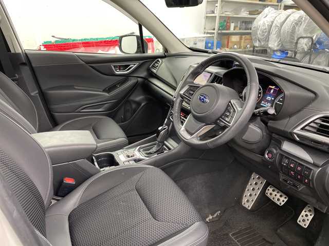 スバル フォレスター プレミアム 道央・札幌 2019(平31)年 8.4万km クリスタルホワイトP ・4WD  /アイサイト/・純正ナビ　フルセグ/BT/CD/SD/・バックカメラ/・サンルーフ/・レーダークルーズコントロール/・ブラインドスポットモニター/・ハーフレザーシート/・シートヒーター/前席パワーシート/・パワーバックドア/・ステアリングスイッチ/パドルシフト/・D席メモリシート/・ステアリングヒーター/・LEDオートライト/オートライト/・プッシュスタート/・アイドリングストップ/・ETC/・ルーフレール/・純正ドライブレコーダー/・電動格納ミラー