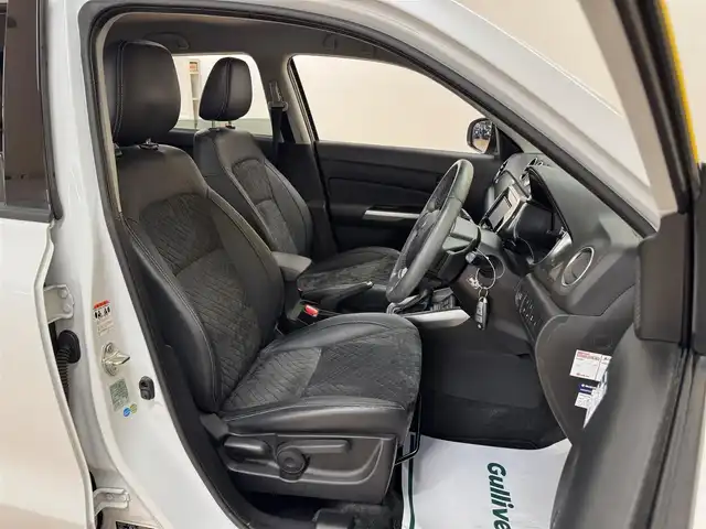 スズキ エスクード 1．4 ターボ 群馬県 2020(令2)年 4.4万km クールホワイトパール スズキセーフティサポート/デュアルセンサーブレーキサポート/誤発信抑制機能/アダプティブクルーズコントロール/車線逸脱警報機能/車線逸脱抑制機能/ふらつき警報機能/先行車発進お知らせ機能/ブラインドスポットモニター/ヒルディスタートコントロール/ヒーテッドドアミラー/純正8インチナビ/　フルセグ/BT/CD/DVD/SD/USB/4WD/シートヒーター/ハーフレザーシート/LEDヘッドライト/フォグランプ/バックカメラ/純正フロアマット/純正17インチAW/ステアリングスイッチ/パドルシフト/ETC/ドライブレコーダー/プッシュスタート/スマートキー