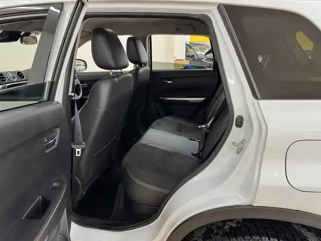 スズキ エスクード 1．4 ターボ 群馬県 2020(令2)年 4.4万km クールホワイトパール スズキセーフティサポート/デュアルセンサーブレーキサポート/誤発信抑制機能/アダプティブクルーズコントロール/車線逸脱警報機能/車線逸脱抑制機能/ふらつき警報機能/先行車発進お知らせ機能/ブラインドスポットモニター/ヒルディスタートコントロール/ヒーテッドドアミラー/純正8インチナビ/　フルセグ/BT/CD/DVD/SD/USB/4WD/シートヒーター/ハーフレザーシート/LEDヘッドライト/フォグランプ/バックカメラ/純正フロアマット/純正17インチAW/ステアリングスイッチ/パドルシフト/ETC/ドライブレコーダー/プッシュスタート/スマートキー