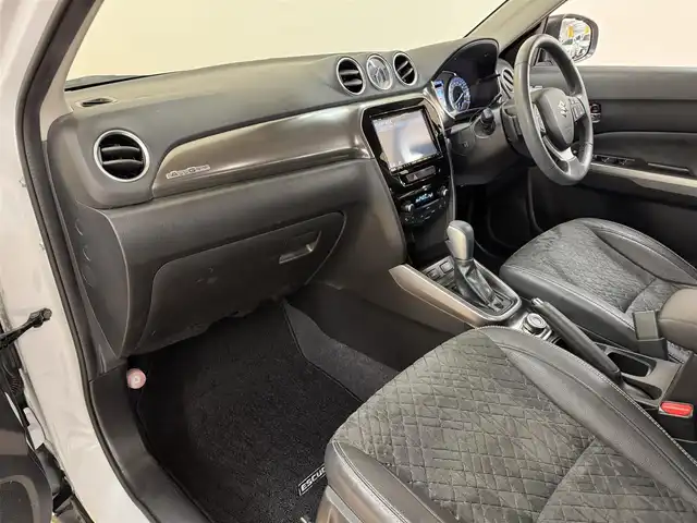 スズキ エスクード 1．4 ターボ 群馬県 2020(令2)年 4.4万km クールホワイトパール スズキセーフティサポート/デュアルセンサーブレーキサポート/誤発信抑制機能/アダプティブクルーズコントロール/車線逸脱警報機能/車線逸脱抑制機能/ふらつき警報機能/先行車発進お知らせ機能/ブラインドスポットモニター/ヒルディスタートコントロール/ヒーテッドドアミラー/純正8インチナビ/　フルセグ/BT/CD/DVD/SD/USB/4WD/シートヒーター/ハーフレザーシート/LEDヘッドライト/フォグランプ/バックカメラ/純正フロアマット/純正17インチAW/ステアリングスイッチ/パドルシフト/ETC/ドライブレコーダー/プッシュスタート/スマートキー