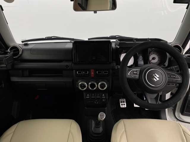 スズキ ジムニー シエラ JC 新潟県 2023(令5)年 2.4万km ピュアホワイトP 【４ＷＤ】/ワンオーナー/デュアルセンサーブレーキサポート/メモリーナビ/フルセグ＆ＤＶＤ＆ＢＴ/前後ドライブレコーダー/ビルシュタインショック/柿本マフラー/リアスポイラー/社外シフトノブ/社外レーダー/社外テール/社外グリル/社外ライト/純正１５インチアルミ/ＥＴＣ/バックモニター/シートヒーター/スマートキー/スペアキー/革巻ステアリング/クルーズコントロール/保証書＆整備手帳＆取説/