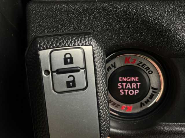 スズキ ジムニー シエラ JC 新潟県 2023(令5)年 2.4万km ピュアホワイトP 【４ＷＤ】/ワンオーナー/デュアルセンサーブレーキサポート/メモリーナビ/フルセグ＆ＤＶＤ＆ＢＴ/前後ドライブレコーダー/ビルシュタインショック/柿本マフラー/リアスポイラー/社外シフトノブ/社外レーダー/社外テール/社外グリル/社外ライト/純正１５インチアルミ/ＥＴＣ/バックモニター/シートヒーター/スマートキー/スペアキー/革巻ステアリング/クルーズコントロール/保証書＆整備手帳＆取説/