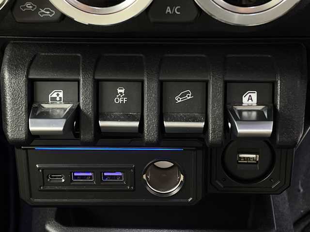 スズキ ジムニー シエラ JC 新潟県 2023(令5)年 2.4万km ピュアホワイトP 【４ＷＤ】/ワンオーナー/デュアルセンサーブレーキサポート/メモリーナビ/フルセグ＆ＤＶＤ＆ＢＴ/前後ドライブレコーダー/ビルシュタインショック/柿本マフラー/リアスポイラー/社外シフトノブ/社外レーダー/社外テール/社外グリル/社外ライト/純正１５インチアルミ/ＥＴＣ/バックモニター/シートヒーター/スマートキー/スペアキー/革巻ステアリング/クルーズコントロール/保証書＆整備手帳＆取説/