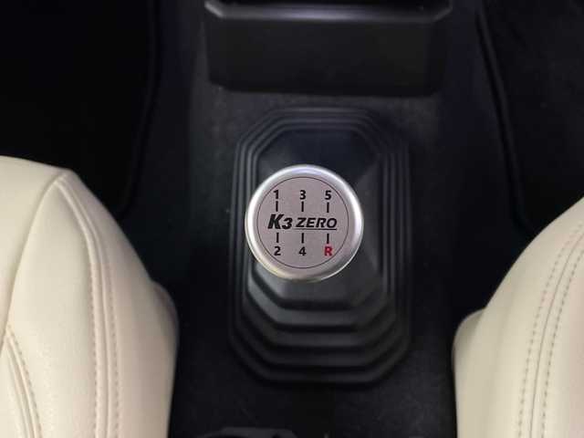 スズキ ジムニー シエラ JC 新潟県 2023(令5)年 2.4万km ピュアホワイトP 【４ＷＤ】/ワンオーナー/デュアルセンサーブレーキサポート/メモリーナビ/フルセグ＆ＤＶＤ＆ＢＴ/前後ドライブレコーダー/ビルシュタインショック/柿本マフラー/リアスポイラー/社外シフトノブ/社外レーダー/社外テール/社外グリル/社外ライト/純正１５インチアルミ/ＥＴＣ/バックモニター/シートヒーター/スマートキー/スペアキー/革巻ステアリング/クルーズコントロール/保証書＆整備手帳＆取説/