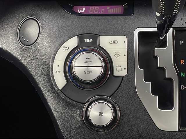 トヨタ シエンタ G 福岡県 2016(平28)年 7.4万km ブラックマイカ (株)IDOMが運営する【じしゃロン八幡西店】の自社ローン専用車両になります。こちらは現金またはオートローンご利用時の価格です。自社ローンご希望の方は別途その旨お申付け下さい/純正SDナビ/　　CD/BT/フルセグ/AM/FM/SD/バックモニター/両側パワースライドドア/オートマチックハイビーム/社外アルミホイール付サマータイヤ車載/ステアリングスイッチ/アイドリングストップ/純正フロアマット/ドアバイザー/スペアキー/スマートキー/ETC