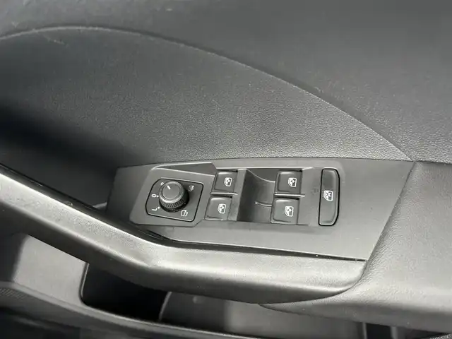 フォルクスワーゲン ＶＷ Ｔ－クロス TSI アクティブ 滋賀県 2022(令4)年 3.5万km 黒 純正メモリナビ/（BT/USB/AM・FM）/・Apple car play/・Android Auto/・Mirror Link/ETC2.0/デジタルメータークラスター/ワイヤレス充電/LEDヘッドライト/・オートライト/ブラインドスポットモニター/ACC/レーンキープアシスト/パークアシスト/コーナーセンサー前後/ルーフレール/純正16インチAW