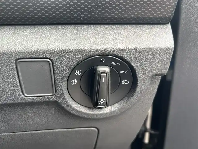フォルクスワーゲン ＶＷ Ｔ－クロス TSI アクティブ 滋賀県 2022(令4)年 3.5万km 黒 純正メモリナビ/（BT/USB/AM・FM）/・Apple car play/・Android Auto/・Mirror Link/ETC2.0/デジタルメータークラスター/ワイヤレス充電/LEDヘッドライト/・オートライト/ブラインドスポットモニター/ACC/レーンキープアシスト/パークアシスト/コーナーセンサー前後/ルーフレール/純正16インチAW