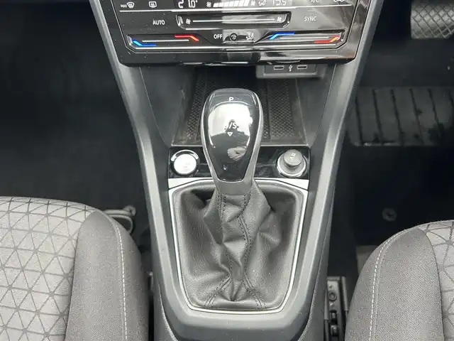 フォルクスワーゲン ＶＷ Ｔ－クロス TSI アクティブ 滋賀県 2022(令4)年 3.5万km 黒 純正メモリナビ/（BT/USB/AM・FM）/・Apple car play/・Android Auto/・Mirror Link/ETC2.0/デジタルメータークラスター/ワイヤレス充電/LEDヘッドライト/・オートライト/ブラインドスポットモニター/ACC/レーンキープアシスト/パークアシスト/コーナーセンサー前後/ルーフレール/純正16インチAW