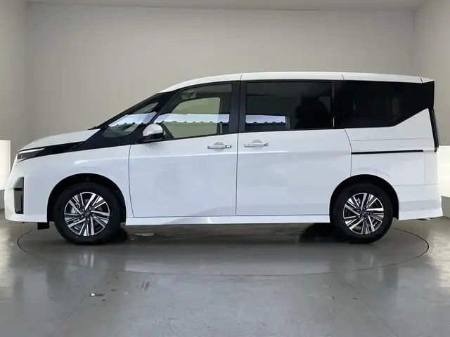 日産 セレナ e－パワー ハイウェイスター V 愛知県 2025(令7)年 0.1万km未満 プリズムホワイト 登録済未使用車/純正１２．３型ナビ/HDMI接続/フルセグテレビ/Bluetooth/AppleCarplay／AndroidAuto/前後ドライブレコーダー/ETC2.0/アラウンドビューモニター/純正フリップダウンモニター/デジタルインナーミラー/プロパイロット/おくだけ充電/e-pedal/－－－－－－－－－－－－－－－－－/e-POWER　ハイウエイスターV　ヘッドランプ オートレベライザー+アダプティブLEDヘッドライトシステム+インテリジェント アラウンドビューモニター（移動物 検知機能付）+インテリジェント ルームミラー+アドバンスドドライブアシストディスプレイ（12.3インチカラーディスプレイ）+統合型インターフェースディスプレイ+ワイヤレス充電器+6スピーカー+NissanConnectナビゲーションシステム（地デジ内蔵）+車載通信ユニット（TCU［Telematics Control Unit］）+ETC2.0ユニット（ビルトインタイプ）+ドライブレコーダー（前後セット）+プロパイロット（ナビリンク機能付）+プロパイロット緊急停止支援システム（SOSコール機能付）+SOSコール（488/400円）後席専用モニターHDMI NissanConnectナビ付車用(125/400円)