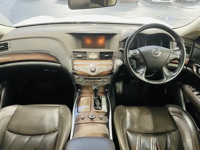 日産 フーガ ハイブリッド VIPパッケージ 千葉県 2012(平24)年 11.7万km クリスタルホワイトパール 純正ナビ(CD/DVD/地デジTV)/レザーシート/純正マット/レーダークルーズコントロール/前席シートヒーター/前席シートクーラー/運転席メモリシート/プッシュスタート/ドアバイザー/ドライブレコーダー/ビルトインETC/オートライト/フォグランプ(黄色)/リアサンシェード/HIDヘッドライト/左サイドカメラ/オールオートウィンドウ/電動チルトステアリング