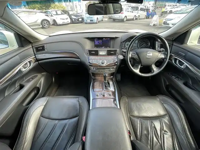 日産 フーガ ハイブリッド VIPパッケージ 愛知県 2012(平24)年 11.8万km クリスタルホワイトパール (株)IDOMが運営する【じしゃロン名古屋鳴海店】の自社ローン専用車両になりますこちらは現金またはオートローンご利用時の価格です。自社ローンご希望の方は別途その旨お申付け下さい純正ナビ(CD/DVD/地デジTV)/レザーシート/純正マット/レーダークルーズコントロール/前席シートヒーター/前席シートクーラー/運転席メモリシート/プッシュスタート/ドアバイザー/ドライブレコーダー/ビルトインETC/オートライト/フォグランプ(黄色)/リアサンシェード/HIDヘッドライト/左サイドカメラ/オールオートウィンドウ/電動チルトステアリング