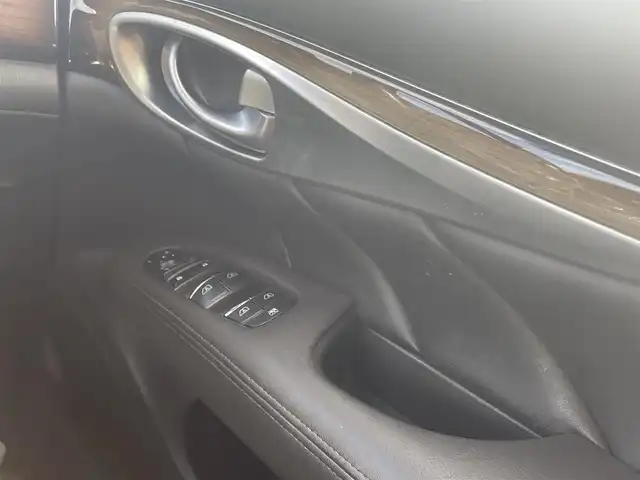 日産 フーガ ハイブリッド VIPパッケージ 愛知県 2012(平24)年 11.8万km クリスタルホワイトパール (株)IDOMが運営する【じしゃロン名古屋鳴海店】の自社ローン専用車両になりますこちらは現金またはオートローンご利用時の価格です。自社ローンご希望の方は別途その旨お申付け下さい純正ナビ(CD/DVD/地デジTV)/レザーシート/純正マット/レーダークルーズコントロール/前席シートヒーター/前席シートクーラー/運転席メモリシート/プッシュスタート/ドアバイザー/ドライブレコーダー/ビルトインETC/オートライト/フォグランプ(黄色)/リアサンシェード/HIDヘッドライト/左サイドカメラ/オールオートウィンドウ/電動チルトステアリング