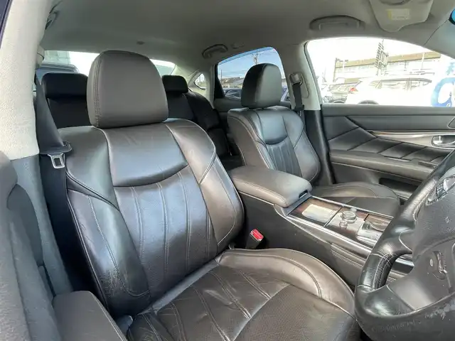 日産 フーガ ハイブリッド VIPパッケージ 愛知県 2012(平24)年 11.8万km クリスタルホワイトパール (株)IDOMが運営する【じしゃロン名古屋鳴海店】の自社ローン専用車両になりますこちらは現金またはオートローンご利用時の価格です。自社ローンご希望の方は別途その旨お申付け下さい純正ナビ(CD/DVD/地デジTV)/レザーシート/純正マット/レーダークルーズコントロール/前席シートヒーター/前席シートクーラー/運転席メモリシート/プッシュスタート/ドアバイザー/ドライブレコーダー/ビルトインETC/オートライト/フォグランプ(黄色)/リアサンシェード/HIDヘッドライト/左サイドカメラ/オールオートウィンドウ/電動チルトステアリング