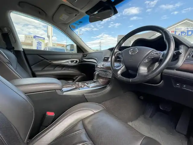 日産 フーガ ハイブリッド VIPパッケージ 愛知県 2012(平24)年 11.8万km クリスタルホワイトパール (株)IDOMが運営する【じしゃロン名古屋鳴海店】の自社ローン専用車両になりますこちらは現金またはオートローンご利用時の価格です。自社ローンご希望の方は別途その旨お申付け下さい純正ナビ(CD/DVD/地デジTV)/レザーシート/純正マット/レーダークルーズコントロール/前席シートヒーター/前席シートクーラー/運転席メモリシート/プッシュスタート/ドアバイザー/ドライブレコーダー/ビルトインETC/オートライト/フォグランプ(黄色)/リアサンシェード/HIDヘッドライト/左サイドカメラ/オールオートウィンドウ/電動チルトステアリング