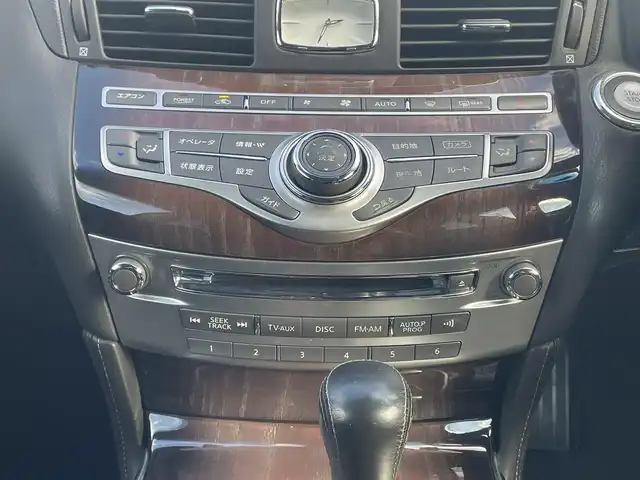 日産 フーガ ハイブリッド VIPパッケージ 愛知県 2012(平24)年 11.8万km クリスタルホワイトパール (株)IDOMが運営する【じしゃロン名古屋鳴海店】の自社ローン専用車両になりますこちらは現金またはオートローンご利用時の価格です。自社ローンご希望の方は別途その旨お申付け下さい純正ナビ(CD/DVD/地デジTV)/レザーシート/純正マット/レーダークルーズコントロール/前席シートヒーター/前席シートクーラー/運転席メモリシート/プッシュスタート/ドアバイザー/ドライブレコーダー/ビルトインETC/オートライト/フォグランプ(黄色)/リアサンシェード/HIDヘッドライト/左サイドカメラ/オールオートウィンドウ/電動チルトステアリング