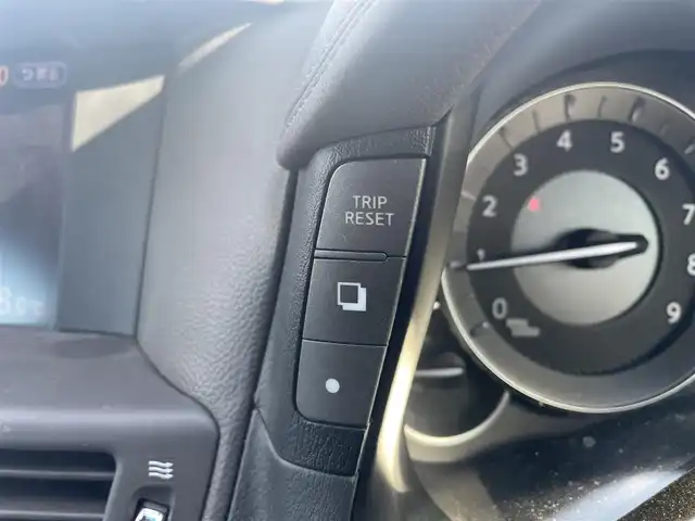 日産 フーガ ハイブリッド VIPパッケージ 愛知県 2012(平24)年 11.8万km クリスタルホワイトパール (株)IDOMが運営する【じしゃロン名古屋鳴海店】の自社ローン専用車両になりますこちらは現金またはオートローンご利用時の価格です。自社ローンご希望の方は別途その旨お申付け下さい純正ナビ(CD/DVD/地デジTV)/レザーシート/純正マット/レーダークルーズコントロール/前席シートヒーター/前席シートクーラー/運転席メモリシート/プッシュスタート/ドアバイザー/ドライブレコーダー/ビルトインETC/オートライト/フォグランプ(黄色)/リアサンシェード/HIDヘッドライト/左サイドカメラ/オールオートウィンドウ/電動チルトステアリング