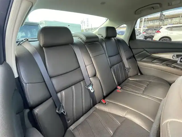 日産 フーガ ハイブリッド VIPパッケージ 愛知県 2012(平24)年 11.8万km クリスタルホワイトパール (株)IDOMが運営する【じしゃロン名古屋鳴海店】の自社ローン専用車両になりますこちらは現金またはオートローンご利用時の価格です。自社ローンご希望の方は別途その旨お申付け下さい純正ナビ(CD/DVD/地デジTV)/レザーシート/純正マット/レーダークルーズコントロール/前席シートヒーター/前席シートクーラー/運転席メモリシート/プッシュスタート/ドアバイザー/ドライブレコーダー/ビルトインETC/オートライト/フォグランプ(黄色)/リアサンシェード/HIDヘッドライト/左サイドカメラ/オールオートウィンドウ/電動チルトステアリング