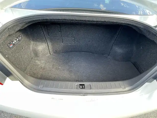 日産 フーガ ハイブリッド VIPパッケージ 愛知県 2012(平24)年 11.8万km クリスタルホワイトパール (株)IDOMが運営する【じしゃロン名古屋鳴海店】の自社ローン専用車両になりますこちらは現金またはオートローンご利用時の価格です。自社ローンご希望の方は別途その旨お申付け下さい純正ナビ(CD/DVD/地デジTV)/レザーシート/純正マット/レーダークルーズコントロール/前席シートヒーター/前席シートクーラー/運転席メモリシート/プッシュスタート/ドアバイザー/ドライブレコーダー/ビルトインETC/オートライト/フォグランプ(黄色)/リアサンシェード/HIDヘッドライト/左サイドカメラ/オールオートウィンドウ/電動チルトステアリング