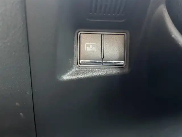 日産 フーガ ハイブリッド VIPパッケージ 愛知県 2012(平24)年 11.8万km クリスタルホワイトパール (株)IDOMが運営する【じしゃロン名古屋鳴海店】の自社ローン専用車両になりますこちらは現金またはオートローンご利用時の価格です。自社ローンご希望の方は別途その旨お申付け下さい純正ナビ(CD/DVD/地デジTV)/レザーシート/純正マット/レーダークルーズコントロール/前席シートヒーター/前席シートクーラー/運転席メモリシート/プッシュスタート/ドアバイザー/ドライブレコーダー/ビルトインETC/オートライト/フォグランプ(黄色)/リアサンシェード/HIDヘッドライト/左サイドカメラ/オールオートウィンドウ/電動チルトステアリング