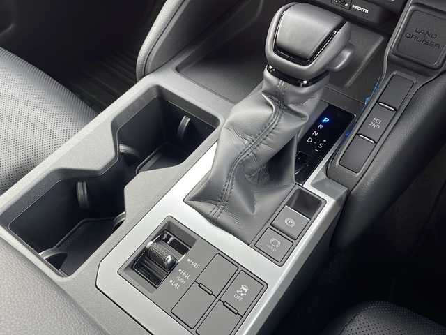 トヨタ ランドクルーザー ２５０ VX 青森県 2024(令6)年 0.1万km プラチナホワイトパールマイカ 4WD/純正12.3型DAナビ・フルセグTV/パイオニアプレミアムサウンド/Bluetooth・USB・HDMI・ミラキャスト/パノラミックビューモニター/ムーンルーフ/黒革シート/前席ベンチレーション・ヒーター/運転席パワーシート/ステアリングヒーター/デジタルインナーミラー/パワーバックドア/プリクラッシュセーフティ/レーダークルーズコントロール/レーントレーシングアシスト/レーンディパーチャーアラート/オートマチックハイビーム/ブラインドスポットモニター/純正前後ドライブレコーダー/丸目LEDヘッドランプ/LEDフォグランプ/LEDリアフォグランプ/ルーフレール/純正18インチアルミ/モデリスタシグネチャーイルミブレード/モデリスタフェンダーガーニッシュ/スペアキー/保証書・取説書
