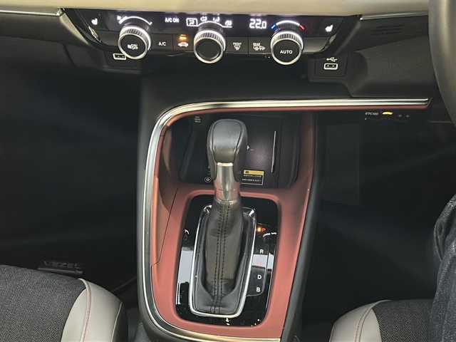 ホンダ ヴェゼル ハイブリッド e:HEV PLaY 東京都 2023(令5)年 2.3万km メテオロイドグレーメタリック 純正ナビ/パノラマルーフ/ホンダコネクトディスプレイ/ワイヤレス置くだけ充電/純正ビルトインETC2.0/ホンダセンシング/衝突軽減ブレーキ/レーンキープアシスト/レーダークルーズコントロール/DN席シートヒーター/ステアリングヒーター/フロントガラス熱線スイッチ/コーナーセンサー/DAC/電子サイドブレーキ/電動リヤゲート・ハンズフリーアクセスパワーテールゲート/ブレーキオートホールド/ステアリングスイッチ/新車時保証書/取扱説明書