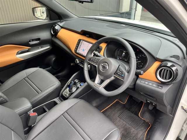 日産 キックス X ツートーンインテリアED 滋賀県 2022(令4)年 1.2万km ブリリアントホワイトパール/ピュアブラック 2トーン 純正9インチナビ/【Bluetooth/CD/DVD/フルセグTV/USB】/全方位カメラ/レザーシート/プロパイロット/クリアランスソナー/レーンキープアシスト/衝突軽減ブレーキ/LEDヘッドライト/オートマチックハイビーム/ビルトインETC/前後ドライブレコーダー/D/Nシートヒーター/ステアリングヒーター/デジタルインナーミラー/電動パーキングブレーキ/オートブレーキホールド/プッシュスタート/スマートキー/ステアリングリモコン/ドアバイザー