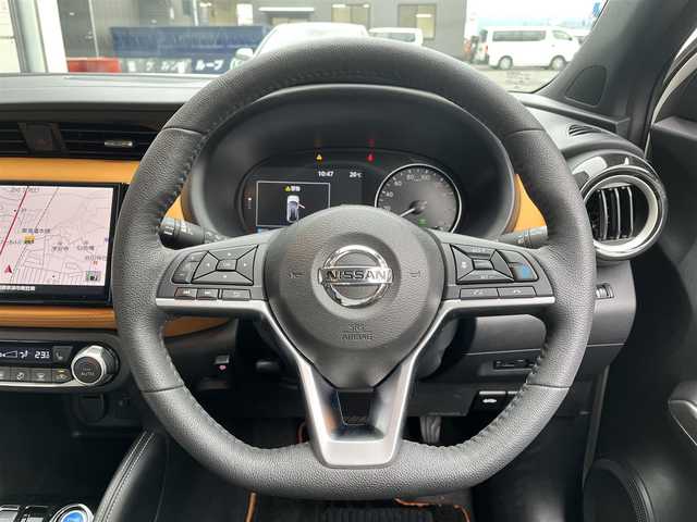 日産 キックス X ツートーンインテリアED 滋賀県 2022(令4)年 1.2万km ブリリアントホワイトパール/ピュアブラック 2トーン 純正9インチナビ/【Bluetooth/CD/DVD/フルセグTV/USB】/全方位カメラ/レザーシート/プロパイロット/クリアランスソナー/レーンキープアシスト/衝突軽減ブレーキ/LEDヘッドライト/オートマチックハイビーム/ビルトインETC/前後ドライブレコーダー/D/Nシートヒーター/ステアリングヒーター/デジタルインナーミラー/電動パーキングブレーキ/オートブレーキホールド/プッシュスタート/スマートキー/ステアリングリモコン/ドアバイザー