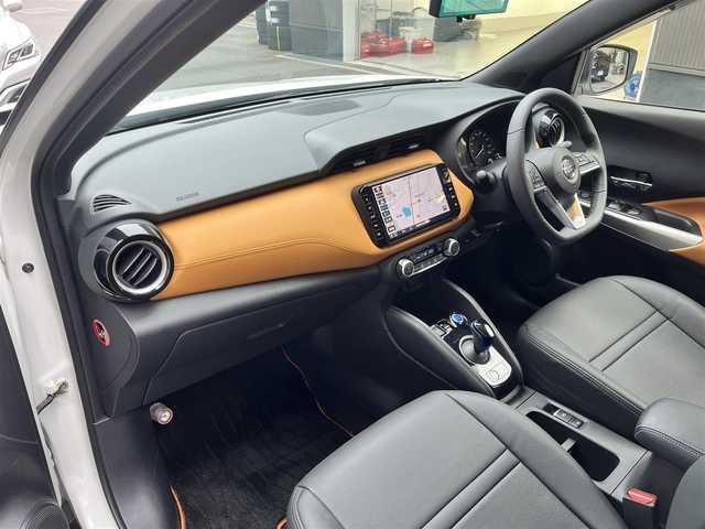 日産 キックス X ツートーンインテリアED 滋賀県 2022(令4)年 1.2万km ブリリアントホワイトパール/ピュアブラック 2トーン 純正9インチナビ/【Bluetooth/CD/DVD/フルセグTV/USB】/全方位カメラ/レザーシート/プロパイロット/クリアランスソナー/レーンキープアシスト/衝突軽減ブレーキ/LEDヘッドライト/オートマチックハイビーム/ビルトインETC/前後ドライブレコーダー/D/Nシートヒーター/ステアリングヒーター/デジタルインナーミラー/電動パーキングブレーキ/オートブレーキホールド/プッシュスタート/スマートキー/ステアリングリモコン/ドアバイザー