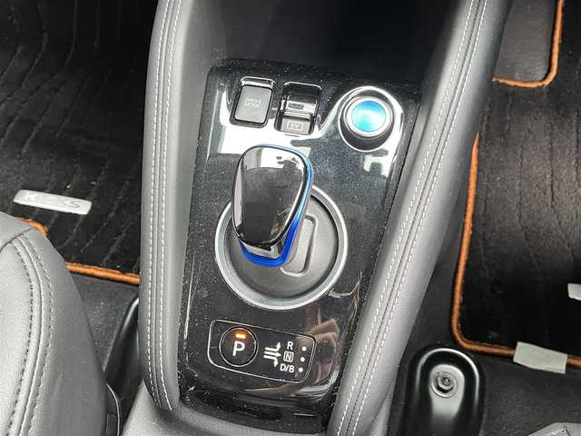 日産 キックス X ツートーンインテリアED 滋賀県 2022(令4)年 1.2万km ブリリアントホワイトパール/ピュアブラック 2トーン 純正9インチナビ/【Bluetooth/CD/DVD/フルセグTV/USB】/全方位カメラ/レザーシート/プロパイロット/クリアランスソナー/レーンキープアシスト/衝突軽減ブレーキ/LEDヘッドライト/オートマチックハイビーム/ビルトインETC/前後ドライブレコーダー/D/Nシートヒーター/ステアリングヒーター/デジタルインナーミラー/電動パーキングブレーキ/オートブレーキホールド/プッシュスタート/スマートキー/ステアリングリモコン/ドアバイザー