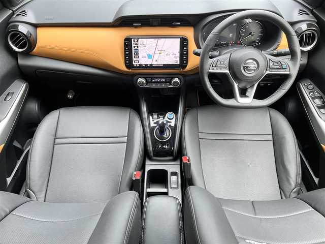 日産 キックス X ツートーンインテリアED 滋賀県 2022(令4)年 1.2万km ブリリアントホワイトパール/ピュアブラック 2トーン 純正9インチナビ/【Bluetooth/CD/DVD/フルセグTV/USB】/全方位カメラ/レザーシート/プロパイロット/クリアランスソナー/レーンキープアシスト/衝突軽減ブレーキ/LEDヘッドライト/オートマチックハイビーム/ビルトインETC/前後ドライブレコーダー/D/Nシートヒーター/ステアリングヒーター/デジタルインナーミラー/電動パーキングブレーキ/オートブレーキホールド/プッシュスタート/スマートキー/ステアリングリモコン/ドアバイザー