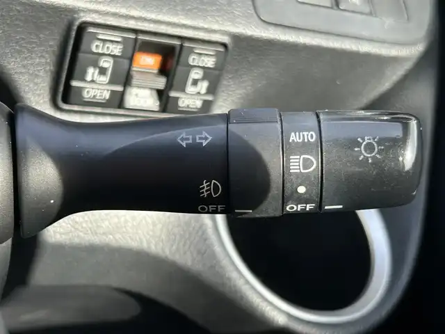 トヨタ シエンタ ハイブリッド G 大阪府 2015(平27)年 8.1万km シルバーM 純正SDナビ（フルセグ/BT/CD）/バックカメラ/両側パワースライドドア/衝突被害軽減システム/レーンキープアシスト/横滑り防止装置/オートマチックハイビーム/コーナーセンサー/シートヒーター/純正フロアマット/純正AW(15inch)/ビルトインETC/スペアキー1本/保証書/取扱説明書