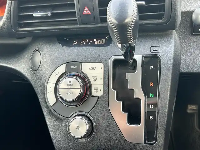 トヨタ シエンタ ハイブリッド G 大阪府 2015(平27)年 8.1万km シルバーM 純正SDナビ（フルセグ/BT/CD）/バックカメラ/両側パワースライドドア/衝突被害軽減システム/レーンキープアシスト/横滑り防止装置/オートマチックハイビーム/コーナーセンサー/シートヒーター/純正フロアマット/純正AW(15inch)/ビルトインETC/スペアキー1本/保証書/取扱説明書