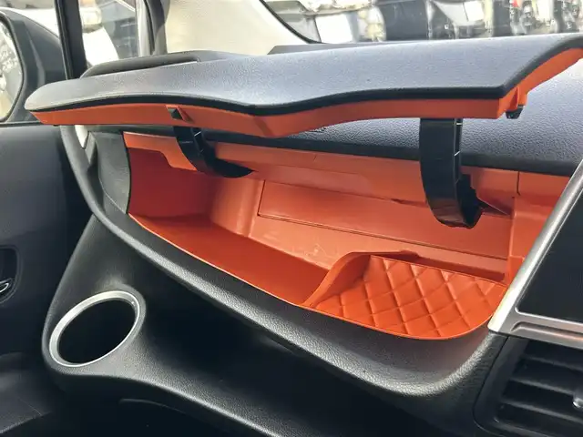 トヨタ シエンタ ハイブリッド G 大阪府 2015(平27)年 8.1万km シルバーM 純正SDナビ（フルセグ/BT/CD）/バックカメラ/両側パワースライドドア/衝突被害軽減システム/レーンキープアシスト/横滑り防止装置/オートマチックハイビーム/コーナーセンサー/シートヒーター/純正フロアマット/純正AW(15inch)/ビルトインETC/スペアキー1本/保証書/取扱説明書