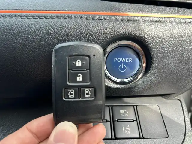 トヨタ シエンタ ハイブリッド G 大阪府 2015(平27)年 8.1万km シルバーM 純正SDナビ（フルセグ/BT/CD）/バックカメラ/両側パワースライドドア/衝突被害軽減システム/レーンキープアシスト/横滑り防止装置/オートマチックハイビーム/コーナーセンサー/シートヒーター/純正フロアマット/純正AW(15inch)/ビルトインETC/スペアキー1本/保証書/取扱説明書